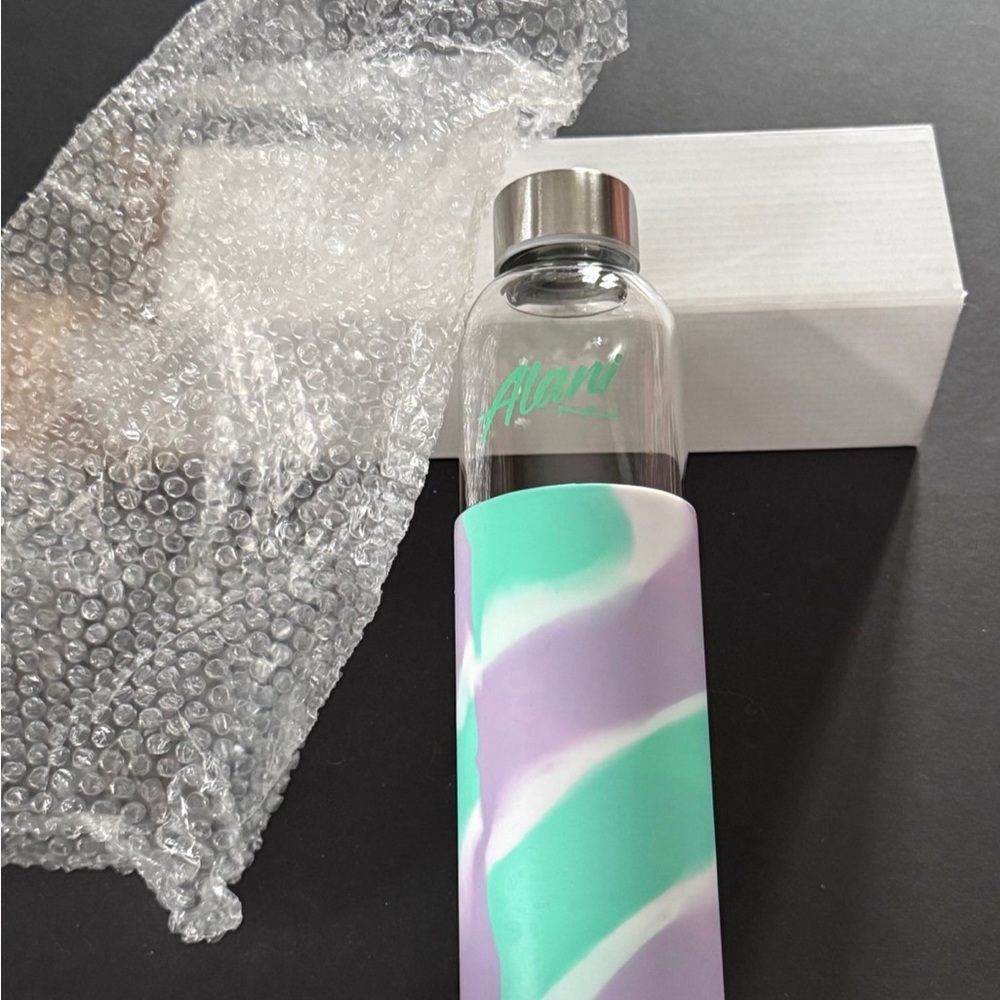 Alani Glass Water Bottle with Pastel Rubber Sleeve - NEW - stainless steel lid